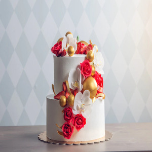 beautiful-two-tiered-white-wedding-cake-decorated-with-red-roses_300x300